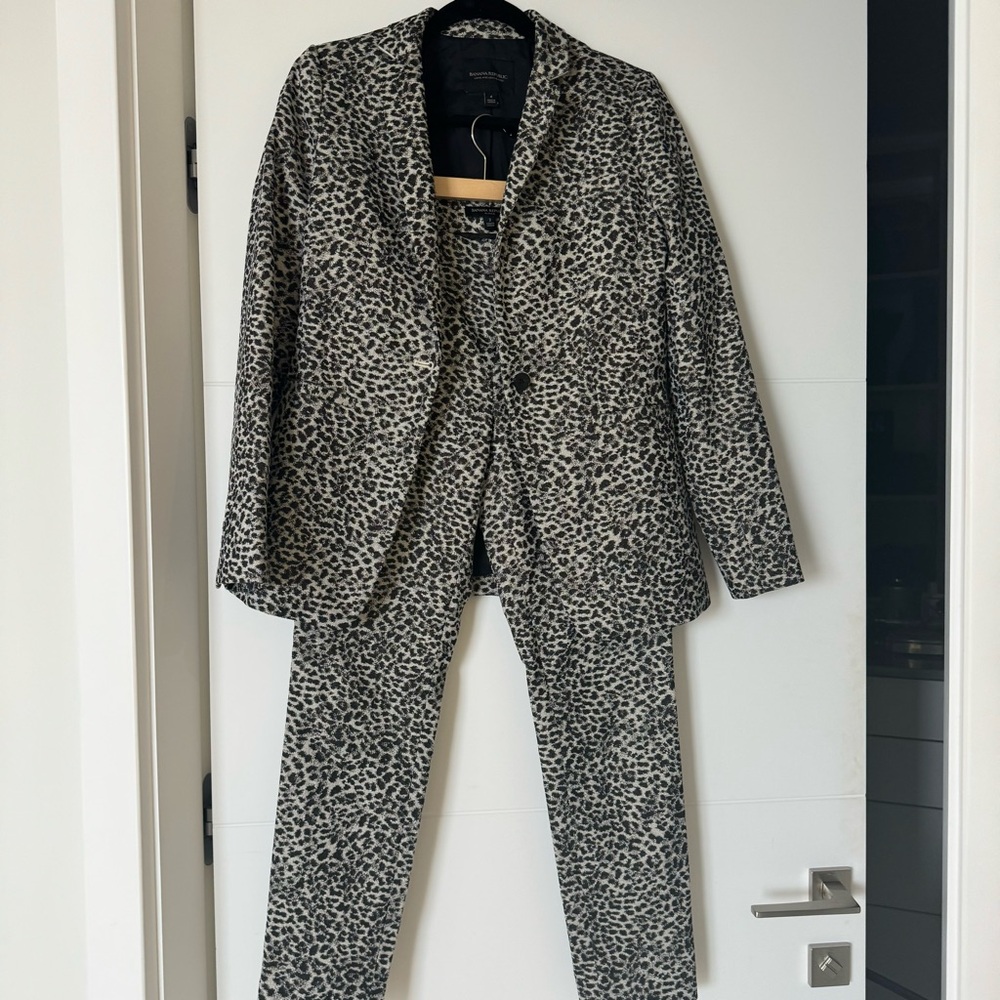 Banana Republic Metallic
Leopard Long Blazer size 4 and matching pants size 2 - Picture 3 of 12